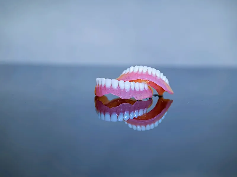 Diş İmplantı mı? Protez mi? Karar Verme Süreci Diş İmplantı mı? Protez mi? Karar Verme Süreci