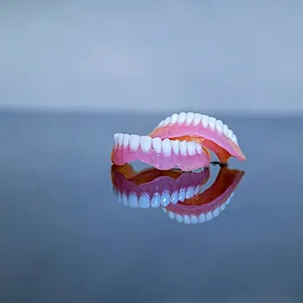 Diş İmplantı mı? Protez mi? Karar Verme Süreci